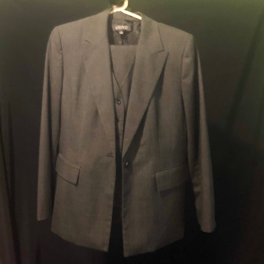 Kasper 3 piece pant suit as 14 Power Suit! Grey